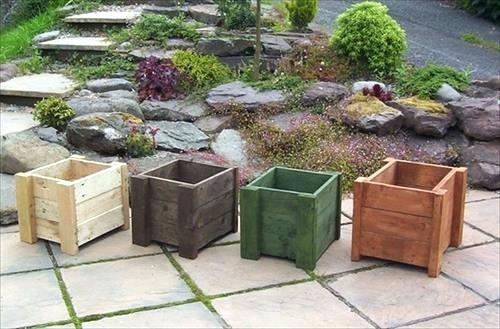COLORED WOODEN PALLET PLANTER